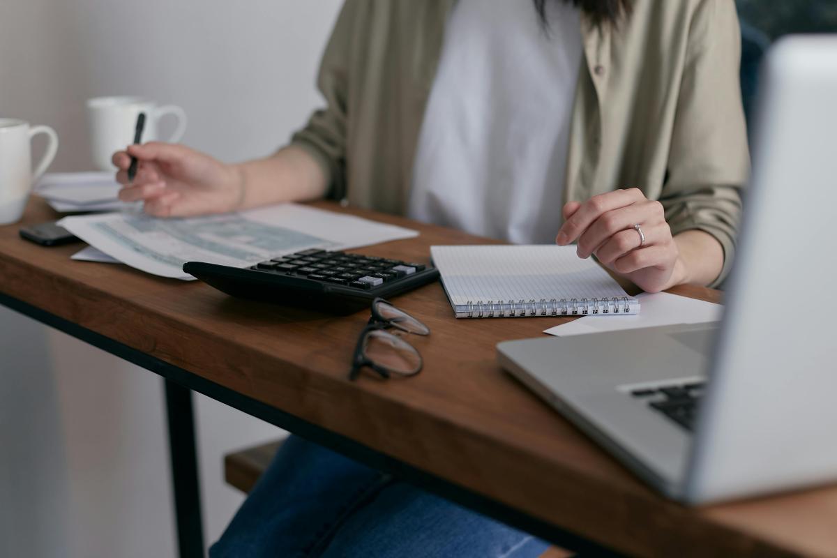 image of a woman in front of a computer with a calculator